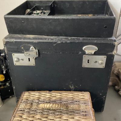 851 Vintage Feather weight Singer Sewing Machine