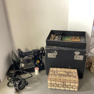 851 Vintage Feather weight Singer Sewing Machine