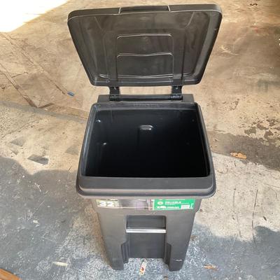 866 Lot of Two Outdoor 32 Gallon Garbage Cans