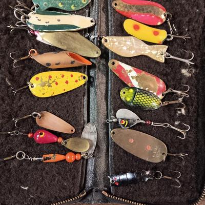 VINTAGE FISHING LURES IN A SPIN LURE BOOK