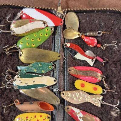 VINTAGE FISHING LURES IN A SPIN LURE BOOK