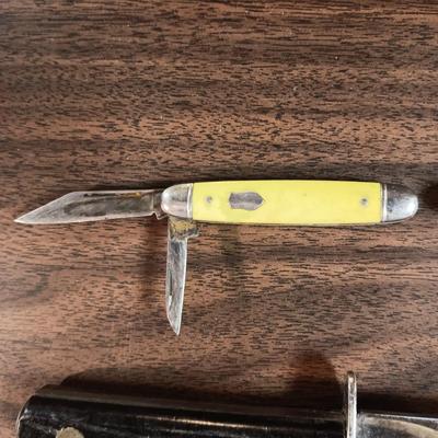 FIXED BLADE KNIFE WITH LEATHER SHEATH AND 2 POCKET KNIVES