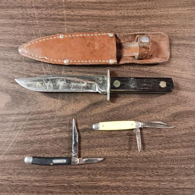 FIXED BLADE KNIFE WITH LEATHER SHEATH AND 2 POCKET KNIVES