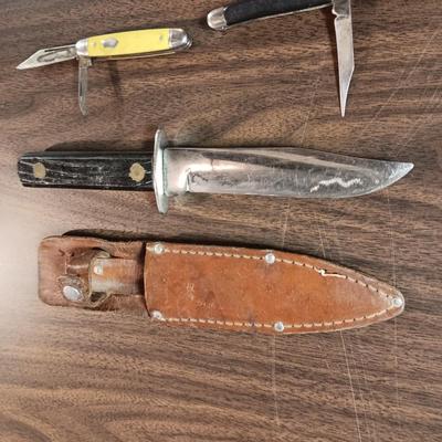 FIXED BLADE KNIFE WITH LEATHER SHEATH AND 2 POCKET KNIVES