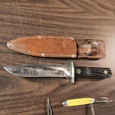 FIXED BLADE KNIFE WITH LEATHER SHEATH AND 2 POCKET KNIVES