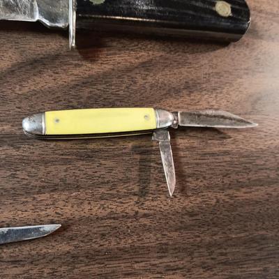 FIXED BLADE KNIFE WITH LEATHER SHEATH AND 2 POCKET KNIVES