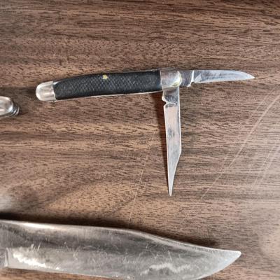 FIXED BLADE KNIFE WITH LEATHER SHEATH AND 2 POCKET KNIVES