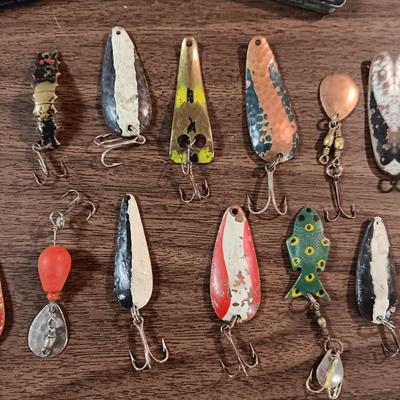 VINTAGE FISHING LURES AND TINS OF SPLIT SHOTS, 1 EMPTY