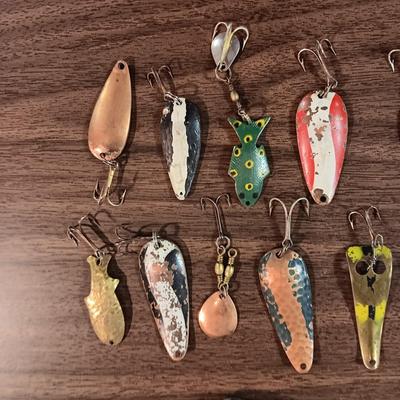VINTAGE FISHING LURES AND TINS OF SPLIT SHOTS, 1 EMPTY