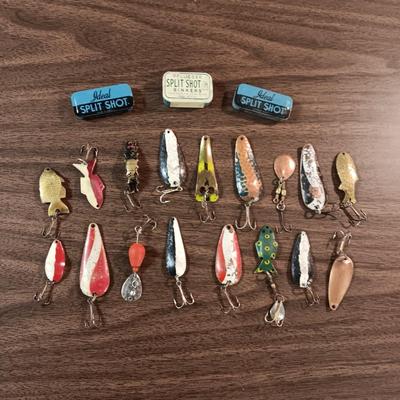 VINTAGE FISHING LURES AND TINS OF SPLIT SHOTS, 1 EMPTY