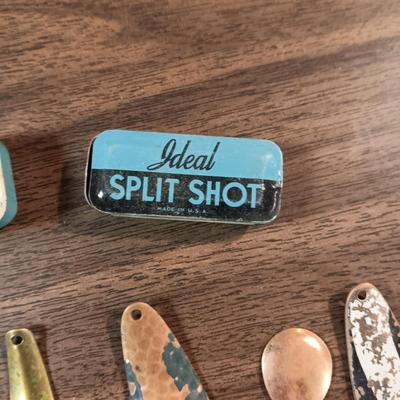 VINTAGE FISHING LURES AND TINS OF SPLIT SHOTS, 1 EMPTY