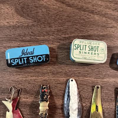 VINTAGE FISHING LURES AND TINS OF SPLIT SHOTS, 1 EMPTY