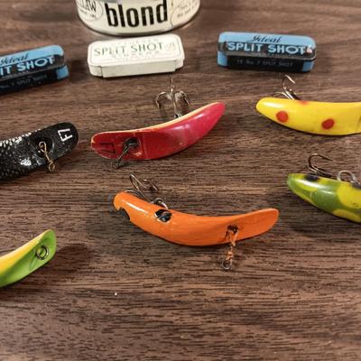 VINTAGE LURES, EAGLE CLAW FISHING LINE AND 3 EMPTY SPLIT SHOT TINS