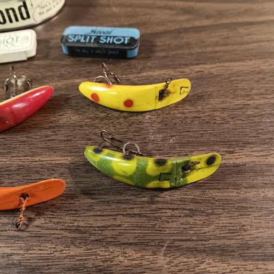 VINTAGE LURES, EAGLE CLAW FISHING LINE AND 3 EMPTY SPLIT SHOT TINS