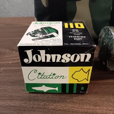 JOHNSON CITATION MODEL 110 FISHING REEL W/BOX, BOB-BET BAIT BOX, POLE HOLDER AND INSULATED BAG