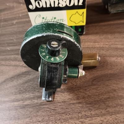 JOHNSON CITATION MODEL 110 FISHING REEL W/BOX, BOB-BET BAIT BOX, POLE HOLDER AND INSULATED BAG