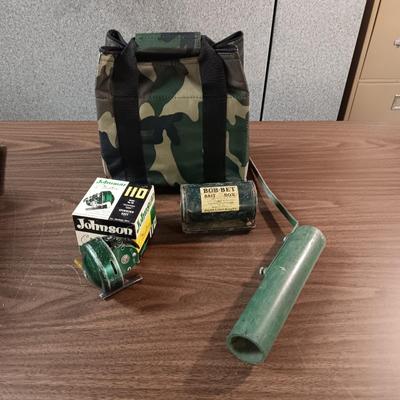 JOHNSON CITATION MODEL 110 FISHING REEL W/BOX, BOB-BET BAIT BOX, POLE HOLDER AND INSULATED BAG