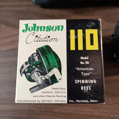 JOHNSON CITATION MODEL 110 FISHING REEL W/BOX, BOB-BET BAIT BOX, POLE HOLDER AND INSULATED BAG
