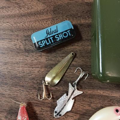 VINTAGE LURES AND A METAL POCKET TACKLE BOX