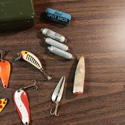 VINTAGE LURES AND A METAL POCKET TACKLE BOX