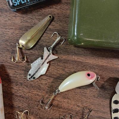 VINTAGE LURES AND A METAL POCKET TACKLE BOX