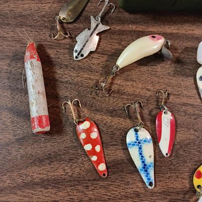 VINTAGE LURES AND A METAL POCKET TACKLE BOX
