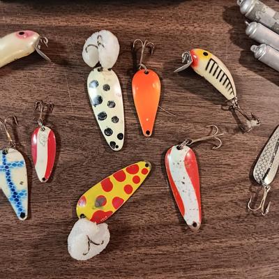 VINTAGE LURES AND A METAL POCKET TACKLE BOX