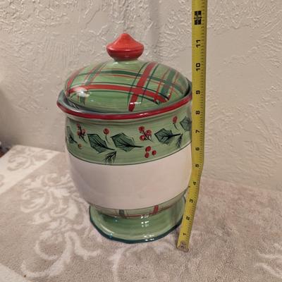 Pfaltzgraff Merriweather Christmas cookie jar or canister.