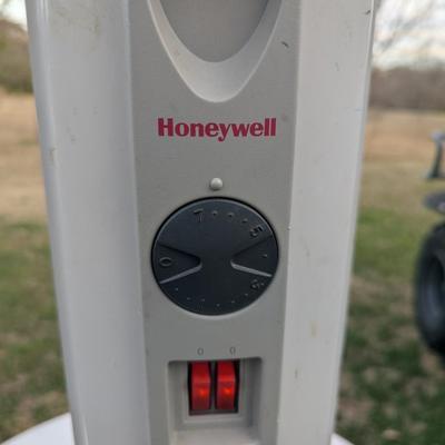 Honeywell HZ-680 oil-filled radiator heater.