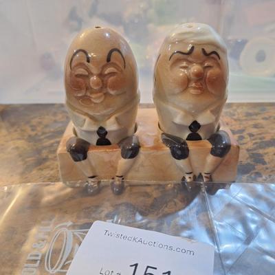 vintage ceramic Humpty Dumpty salt and pepper shakers set, likely from Japan in the 1950s