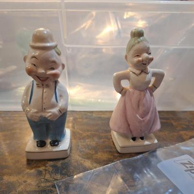 intage ceramic "Turnabout" salt and pepper shakers, likely made in Japan in the 1940s or 1950s.