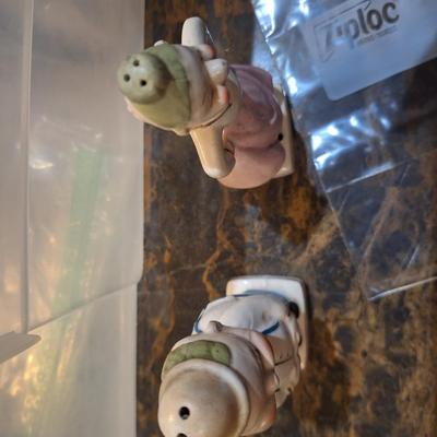 intage ceramic "Turnabout" salt and pepper shakers, likely made in Japan in the 1940s or 1950s.