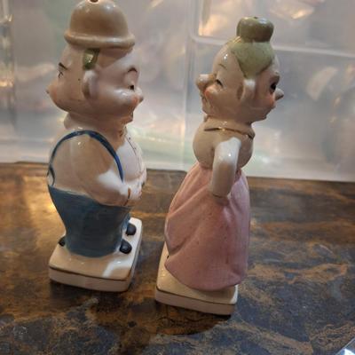 intage ceramic "Turnabout" salt and pepper shakers, likely made in Japan in the 1940s or 1950s.