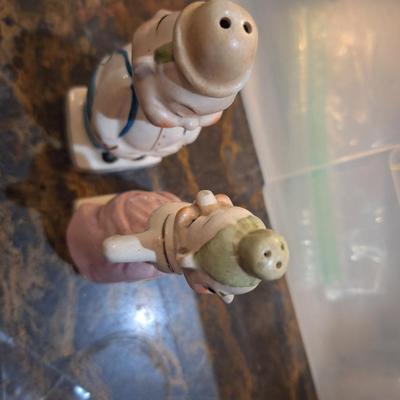 intage ceramic "Turnabout" salt and pepper shakers, likely made in Japan in the 1940s or 1950s.