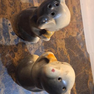 vintage ceramic salt and pepper shakers featuring two mice with cheese
