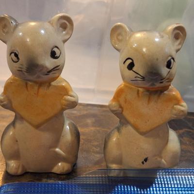 vintage ceramic salt and pepper shakers featuring two mice with cheese