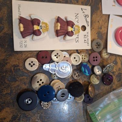 mixed lot of buttoms some vintage.