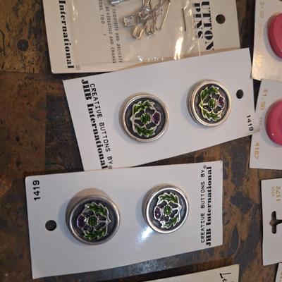 mixed lot of buttoms some vintage.