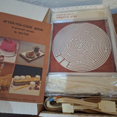 vintage salton hotray automic food warmer set, in original box, looks to be new condition old item.