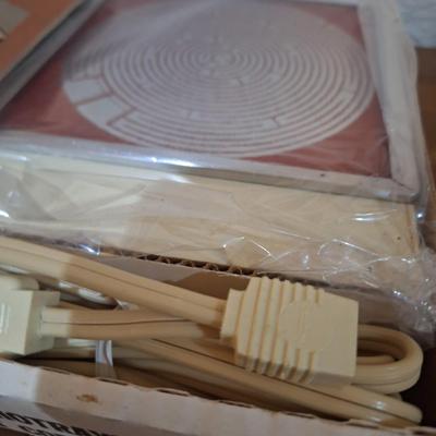 vintage salton hotray automic food warmer set, in original box, looks to be new condition old item.