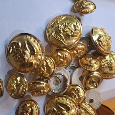  vintage US Marine Corps (USMC) uniform buttons and a belt buckle set