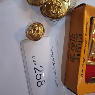  vintage US Marine Corps (USMC) uniform buttons and a belt buckle set