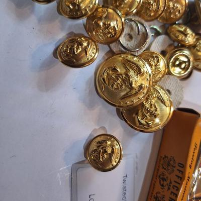  vintage US Marine Corps (USMC) uniform buttons and a belt buckle set