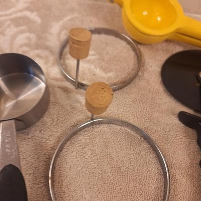 mixed lot of kitchen tools.