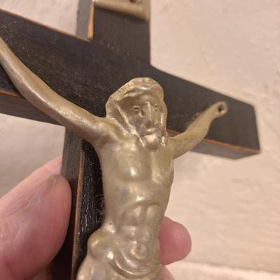 wall cross crucifix.