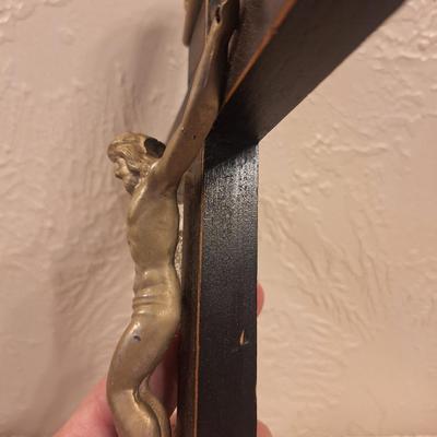 wall cross crucifix.