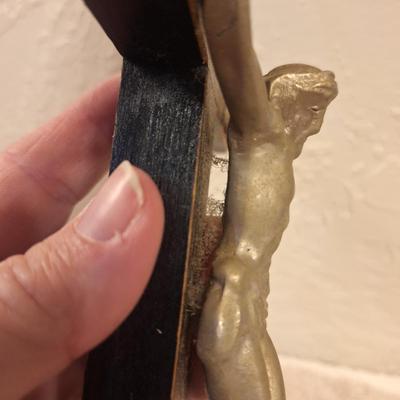 wall cross crucifix.