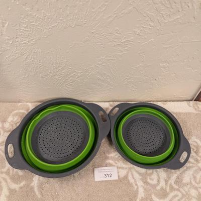 set of two collapsible silicone colanders.