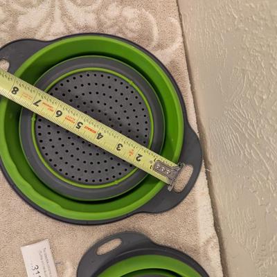 set of two collapsible silicone colanders.