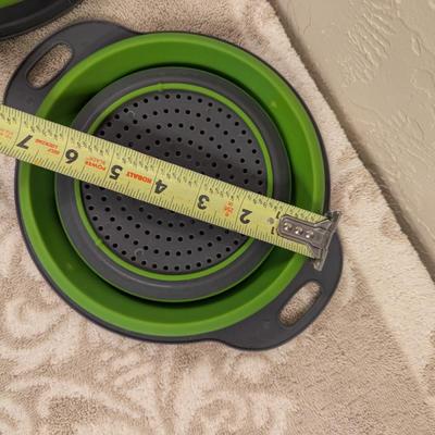 set of two collapsible silicone colanders.